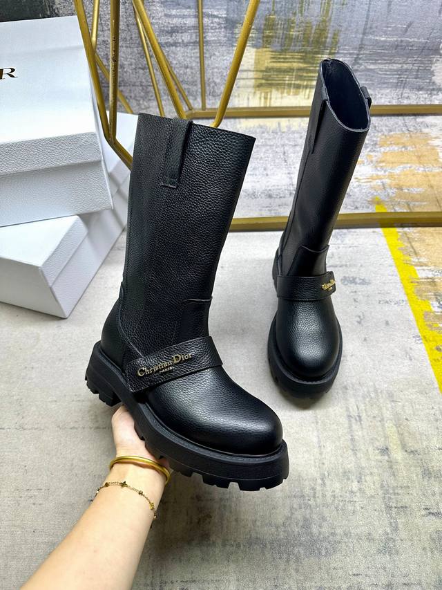d-Quest靴子全新演绎Dior高订风格经典标识，采用黑色粒面牛皮精心制作，直筒廓形，正面装饰性饰带点缀以金色饰面金属Logo标志提升格调，厚实而轻盈的凹口橡