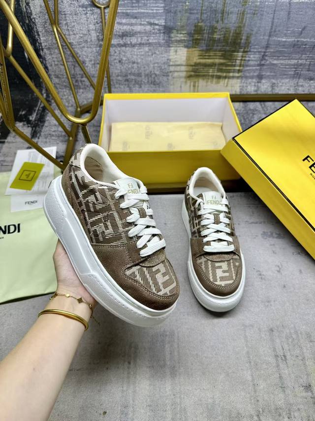 fendi Match系带最新运动鞋，卡其色Ff提花面料和同色绒面材质细节，侧面饰以注塑Ff贴花。女码35-40码 ，男码39-45码