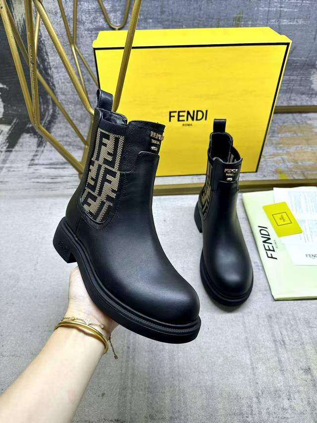fendi 全新切尔西靴，黑色牛皮面料，羊皮内里垫脚，金色扣件点缀，造型舒适时尚前卫，35-42码，