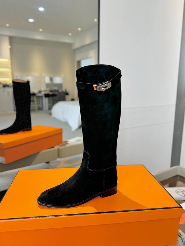 价格p： Hermes 高级辣妹Kelly Jumping骑士靴顶级牛品匠心好货经典再现拒绝不了的款式谁穿都好看 优雅风格，创造不一样的感觉！它是你鞋柜里不可缺