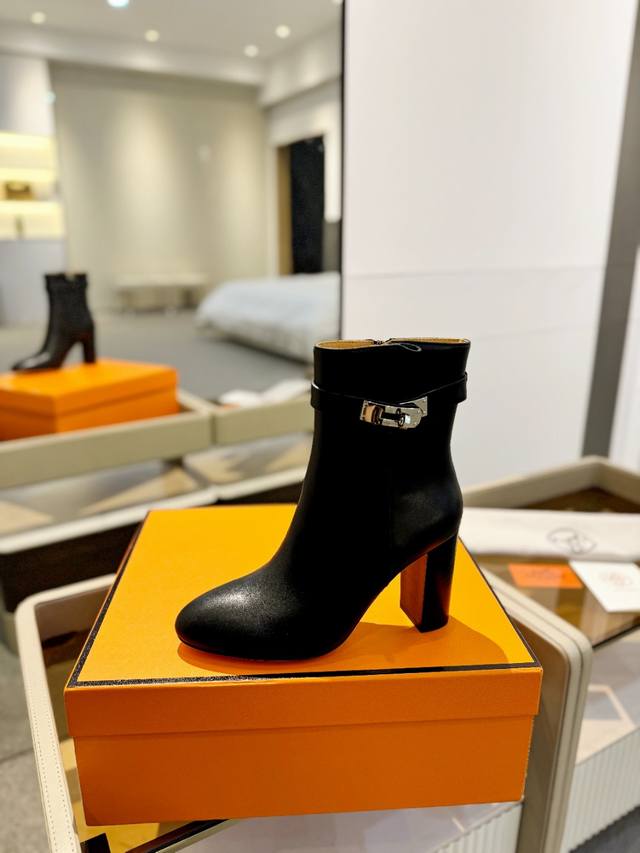 出厂价pp： Hermes 高级辣妹Kelly Jumping经典再现拒绝不了的款式谁穿都好看 优雅风格，创造不一样的感觉！它是你鞋柜里不可缺少的战靴！简约气质