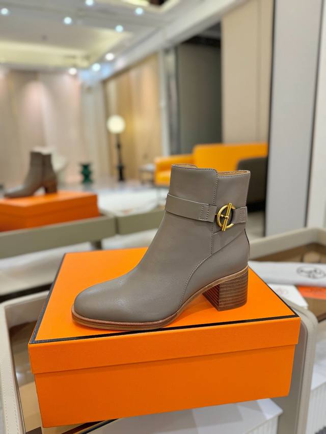 价格p： Hermes 高级 辣妹爱马仕 Justine 小牛皮 圆头套筒 骑士筒靴顶级牛品匠心好货经典再现拒绝不了的款式谁穿都好看 优雅风格，创造不一样的感觉