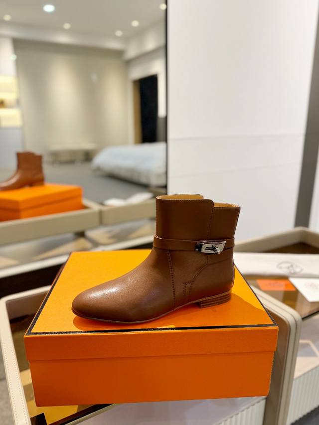 价格p： Hermes 高级辣妹 切尔西短靴Kelly Jumping经典再现拒绝不了的款式谁穿都好看 优雅风格，创造不一样的感觉！它是你鞋柜里不可缺少的战靴！