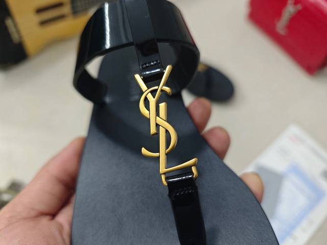 Saint Laurent 圣罗兰、平板夹脚凉鞋2025早春专柜同步最新款、Ysl、Logo字母扣装饰 经典上乘美艳力作 专柜最火春夏系列 兼备气质 时尚 经典