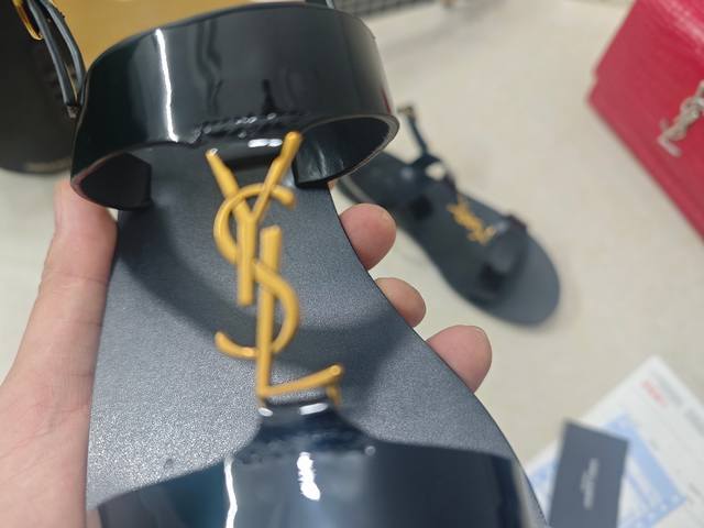 Saint Laurent 圣罗兰、平板凉鞋2025早春专柜同步最新款、Ysl、Logo字母扣装饰 经典上乘美艳力作 专柜最火春夏系列 兼备气质 时尚 经典耐看