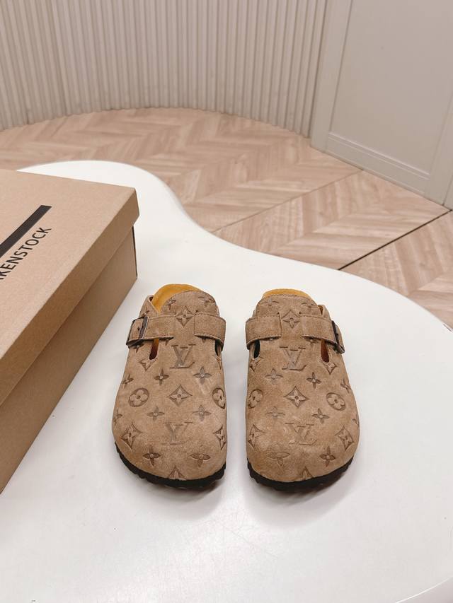 女 男 新款勃肯半拖 Lv Cosy Comfort 平底凉拖开启日常闲适步伐。Monogram 牛皮和牛反绒面搭配可调节搭扣鞋带，韧性鞋垫和轻盈外底标记经典设