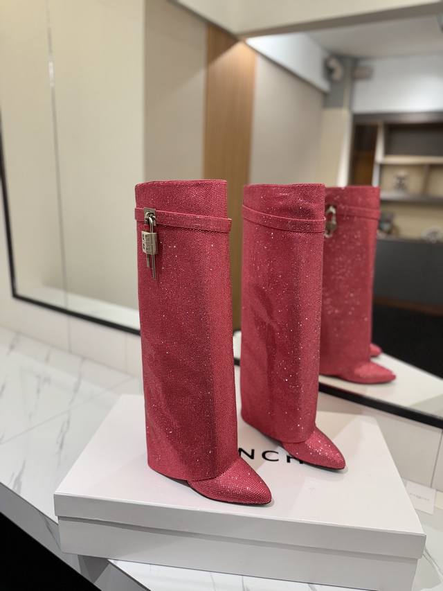 专柜正品级定制版本 Givenchy0 新款小奥钻高跟长靴，市面最高版本 纪梵希 锁扣 满钻五万多颗 风靡整个时尚圈 原版开发鞋型超级正 最高还原度鞋型 包裹性