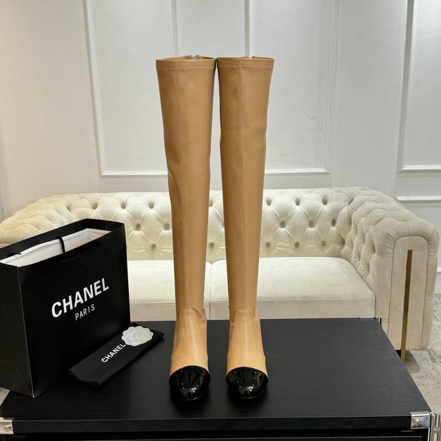 长靴 Chane*｜小香25A秋冬新品双C巨型珍珠跟 走秀弹力靴 在米兰时尚的T台上 亮相便艳惊四座 成功晋升为潮流人士的梦中情靴 。 经典的双C标志与巨型珍珠
