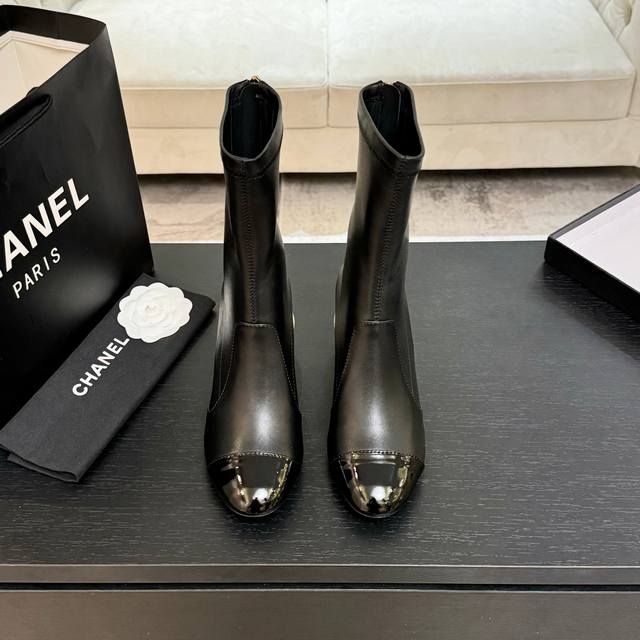 代购级 Chanel 小香 25Ss 秋冬新款 圆头拉链圆球跟短靴 这款厚底在欧美街拍中出境率超高，Ins也是火了一把，调鞋楦都调了一个月 整体线条流畅性保持跟