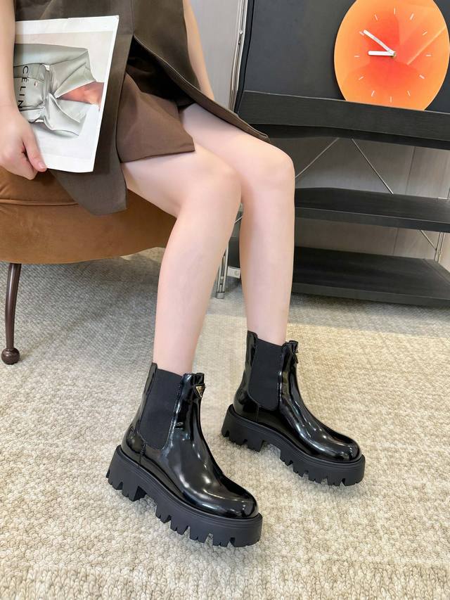 2025“prada 普拉达”，顶级版本，原板一比一开发，上脚非常完美显腿瘦气质杠杠的 面料：进口开边珠 小牛皮 内里：超软牛里 大底:Tpu成行大底 码数35