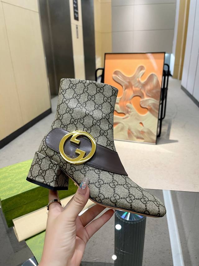 早秋Gucci新品 皮面 。布料：胶料350 原版定制，1:1复刻，顶级品质，做工精致完美 马靴以全新双G图案大写彰显自我态度，相互翻转环抱的圆环双G新样式运用