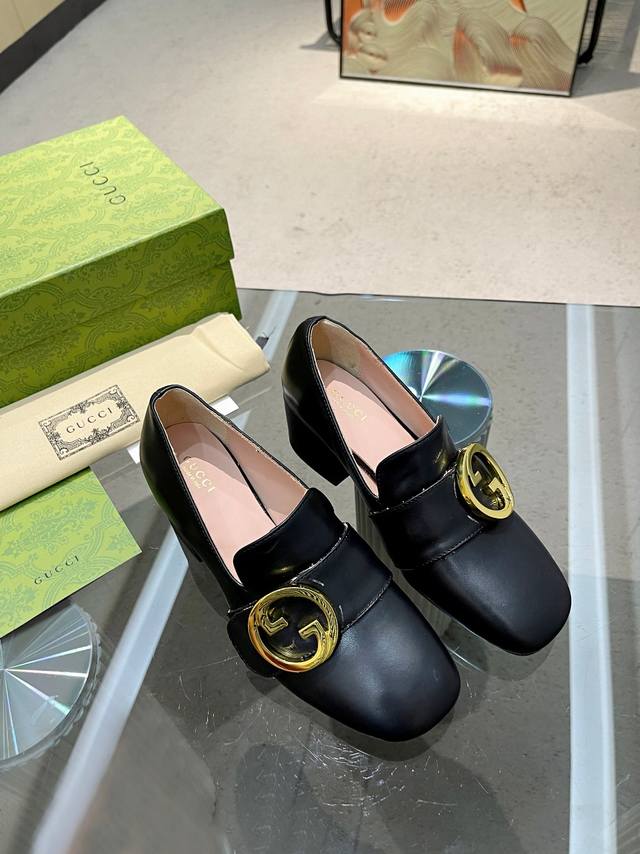 早秋Gucci新品 皮面 。布料：胶料 原版定制，1:1复刻，顶级品质，做工精致完美 以全新双G图案大写彰显自我态度，相互翻转环抱的圆环双G新样式运用在Gg S