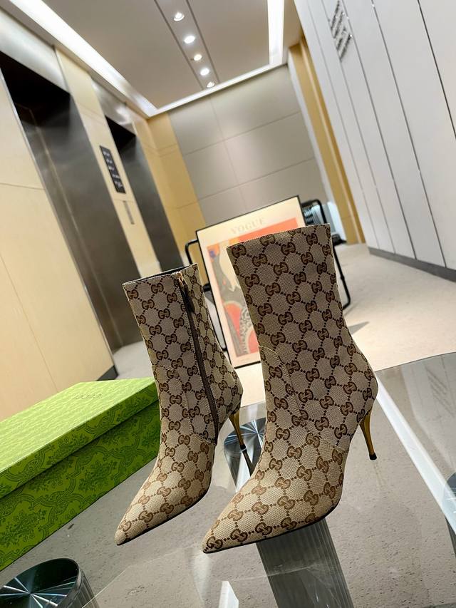早秋Gucci新品8寸布面360 皮面 修腿靴 原版定制，1:1复刻，顶级品质，做工精致完美 马靴以全新双G图案大写彰显自我态度，相互翻转环抱的圆环双G新样式运