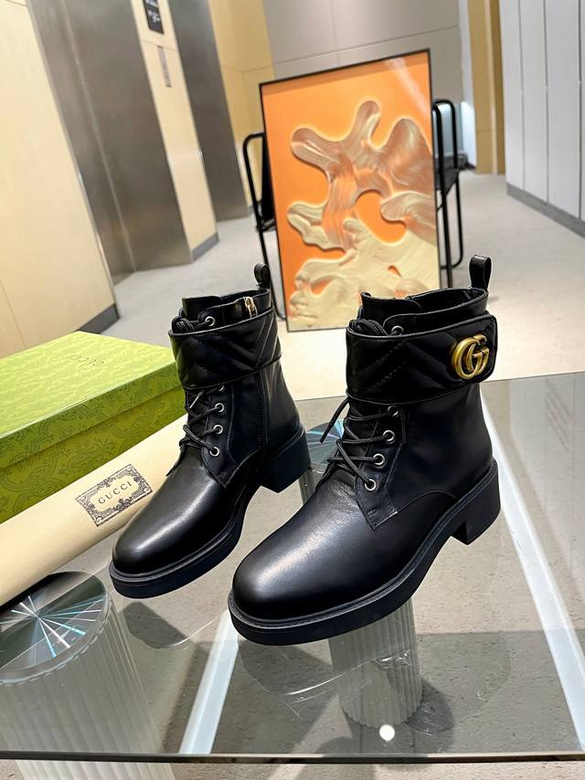 全皮面 ！ 布面 ！高版本Gucci秋冬新款女士双G踝靴马丁靴 原版购入开发两种穿法：脚环双G扣 魔术扣设计 可拆卸 秒变马丁靴！这款踝靴匠心装饰经典双G造型配