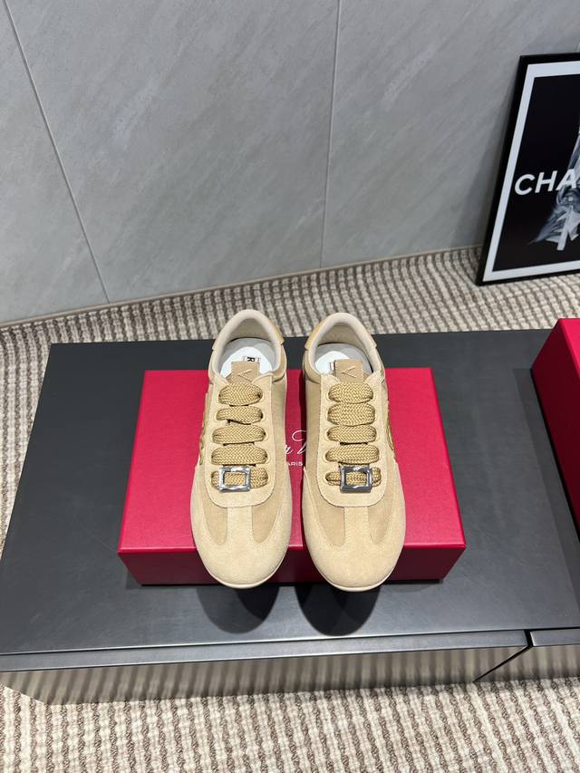 出厂: 独家顶级版本 Roge*Vivie*2025Vs早秋新款休闲鞋系列 圆头电绣休闲鞋 Rv源于法国巴黎时尚设计品牌 经典单鞋系列 Rv是追求的品牌！每一款