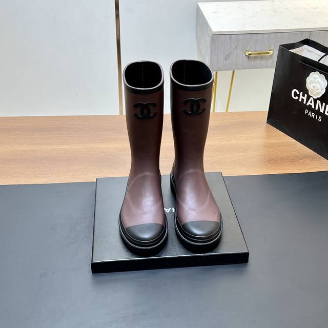 无缝版本 高筒 Chanel香奈儿24Ss 大爆款雨靴！ 入手一款本季颜值爆表雨靴，国内专柜个位数限量，不是Vic完全是拿不到的 我真是太幸运了，真是大爱这雨靴