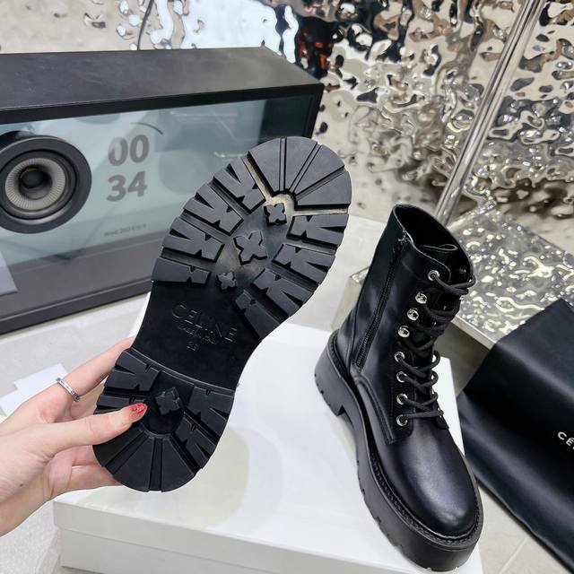 Celine 赛琳24秋冬新品厚底踢不烂马丁靴 上脚超级帅气超级酷 Ew Go材质:鞋面定制进口小牛皮，内里垫脚均为羊皮 Size:35-41