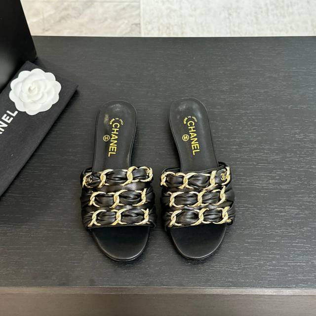 Chanel 25B 小香大链条平底高跟凉拖鞋 穿不腻的百搭凉拖 超经典的一款 休闲中带着精致 气质拿捏稳妥 今年春夏绝美加分宝藏！ 链条凉鞋今年的大爆款，已被