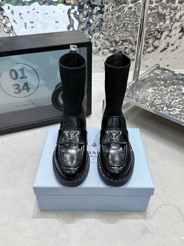 prada经典三角标袜子乐福鞋短靴 号称搭配界的全能选手 实穿率敲高！！ 这设计也太贴心了 冬天也可以乐福鞋啦 套袜比单鞋要更保暖针织器靴筒也很显瘦 鞋型简直让