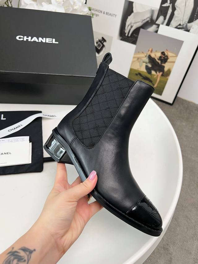 2025Chanel 香奈儿这靴子，绝了 经典拼色，自带高级感，鞋头细节精致到不行，上脚瞬间时髦度拉满～ 不同配色都好戳，搭裙子、裤子都能穿出独一份的香奶奶风格