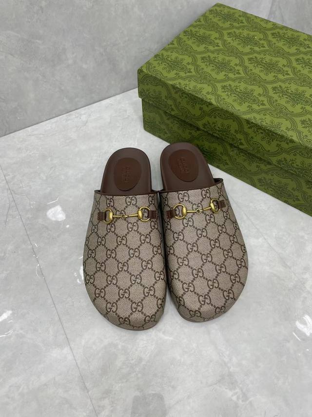 Gucci 男士女同款拖鞋Gg 马衔扣穆勒鞋 品牌细节为这双咖色Gg Supreme 穆勒鞋增添经典气息。受品牌马术传统的启发，马衔扣标志为休闲廓形增添了精致的