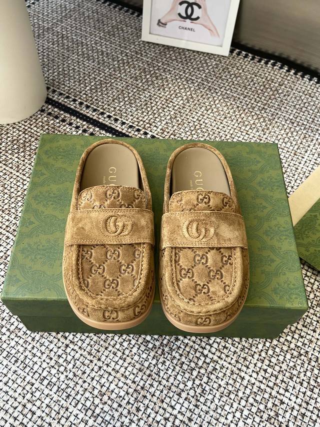 Gucci 2025新品厚底互扣式刺绣大G横带穆勒鞋 勃肯半拖 官网同步 原版一比一复刻 最高版本 全新系列聚焦基础廊形与经典细节 这款便鞋选用品牌独具辨识度的
