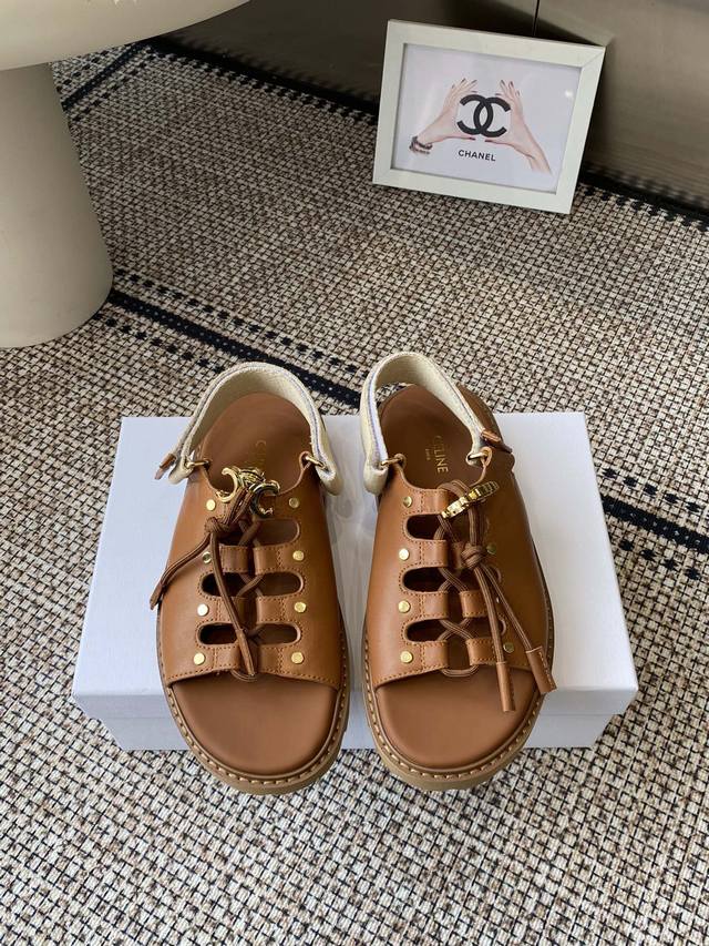 代购级 Celine思琳 25Ss夏季新品 凯旋门春最新爆款 凉鞋 夏天搭配袜子 简直绝绝子 复古的点上带上了满分时髦感颜值原版购入开发 依旧最高输出 还原原版