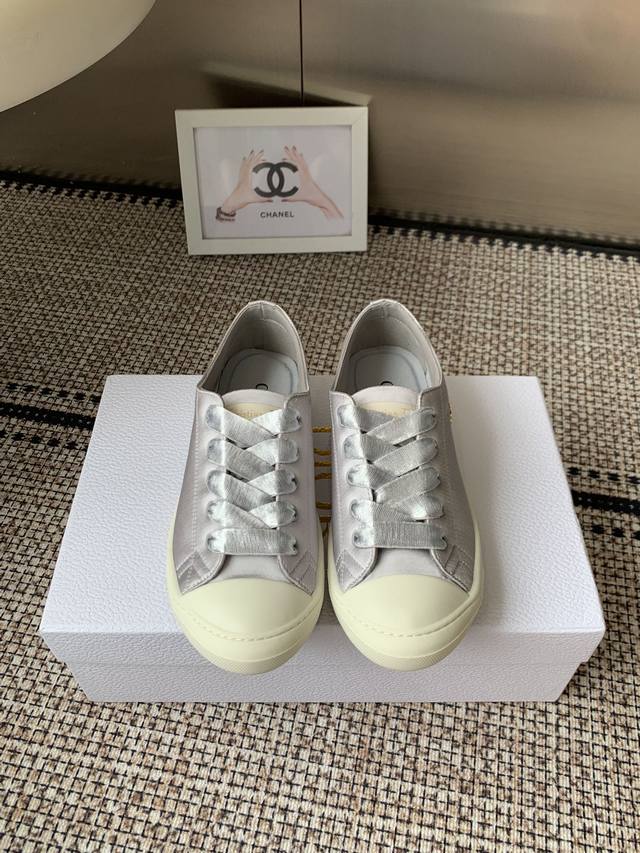 Dior 2025Vs春夏最新爆款休闲鞋系列 这款Dior Star运动鞋延续经久不衰的轮廓，采用白色牛皮革精心制作整双鞋子采购Zp开发打造，全部定制材料，独家