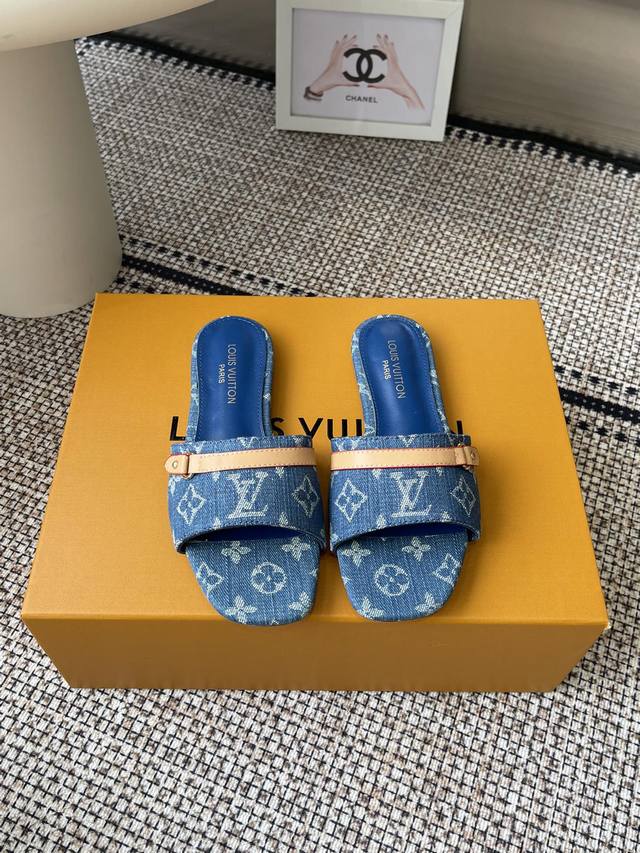 Louisvuitto* 25Ss春夏新款 黑白三彩猫跟平底凉拖 很难不怀疑是不是借鉴了唐朝的唐三彩作为基础，创新成Lv经典标志Logo，采用彩色以及鞋面的大面