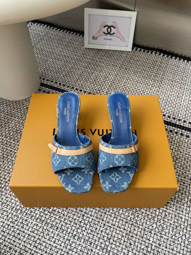 Louisvuitto* 25Ss春夏新款 黑白三彩猫跟平底凉拖 很难不怀疑是不是借鉴了唐朝的唐三彩作为基础，创新成Lv经典标志Logo，采用彩色以及鞋面的大面