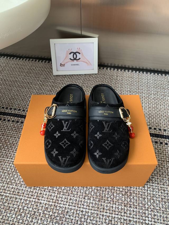 配饰60 Lv To-Go Comfort 路易威登博肯包头鞋 Lv To-Go Comfort 凉拖取材Monogram 帆布，兼具舒适体验和潮流风范。可调节
