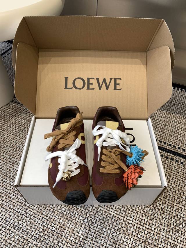 全新原版开模配饰！Loewe 罗意威 25Ss最新走秀款 Ballet Runner 2.0情侣款 芭蕾 休闲 运动鞋 德训鞋 尼龙和牛皮革运动鞋 不对称鞋头设