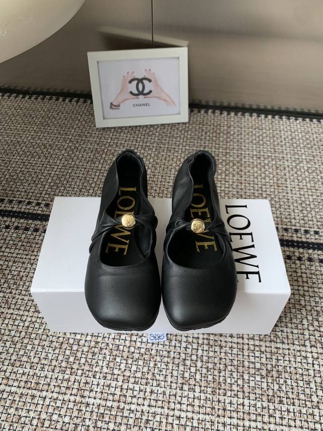 Loewe 罗意威 25Ss 超软糯嘟嘟同款芭蕾舞鞋 这款pebble Soft 是芭蕾平底鞋与穆勒鞋的优雅结合 彰显出初秋的摩登气质采用超柔软羊皮打造 鞋底饰