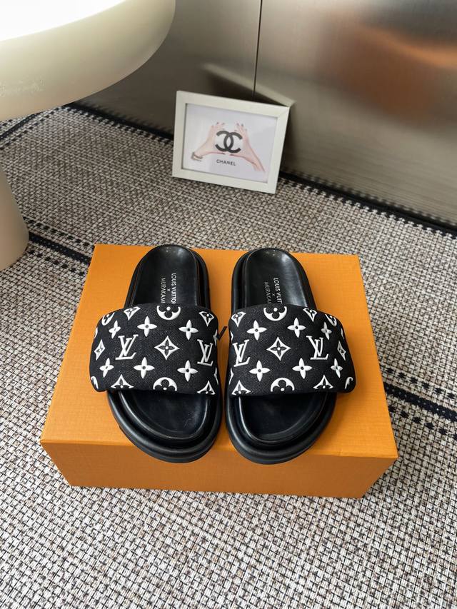 Lv 2025爆款 浮雕Logo 压花 凉拖鞋 pool pillow Comfort 平底凉拖取材科技织物 以高频压印技术重绎 Monogram 图案 柔软加