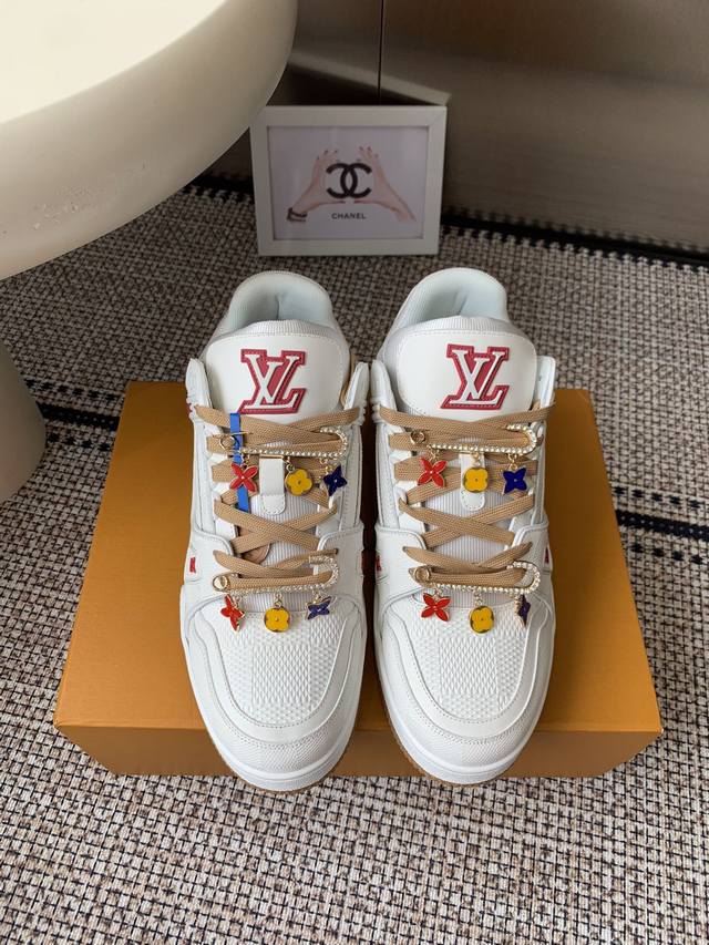 配饰50 全新版面 Lv Tarine路易威登L家运动鞋 滑板鞋 情侣款 原版购入开发 做货 本款Lv Trainer 运动鞋选用牛皮革塑造繁复鞋面，需要数小时