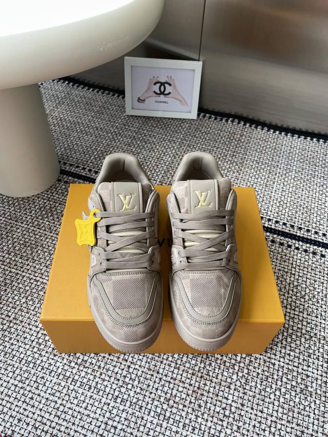 全新版面 Lv Tarine路易威登L家运动鞋 滑板鞋 情侣款 原版购入开发 做货 本款Lv Trainer 运动鞋选用牛皮革塑造繁复鞋面，需要数小时的匠心缝制