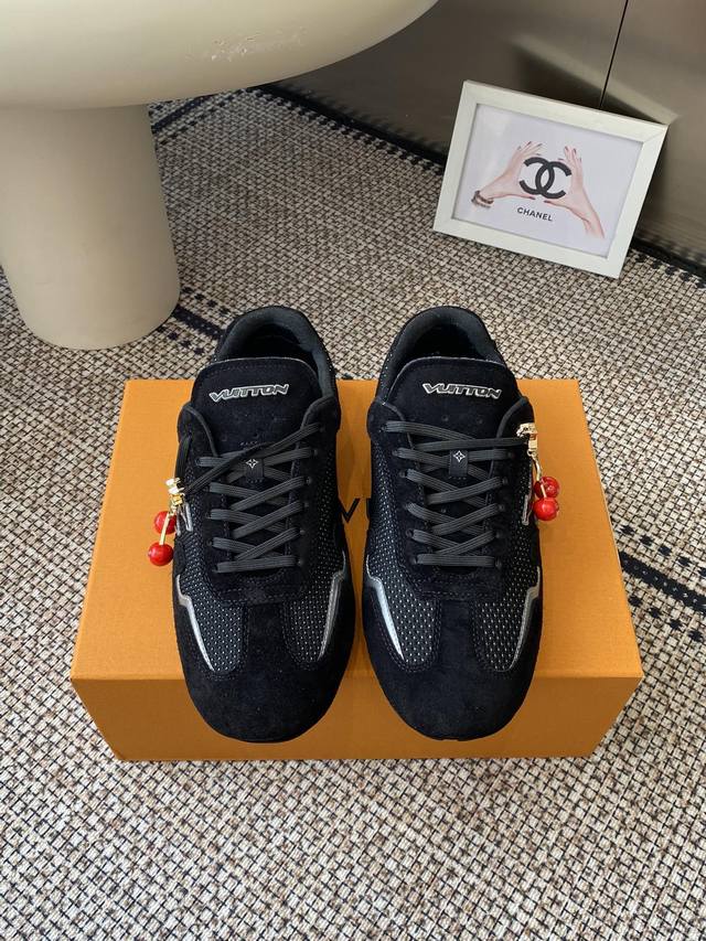顶级版本 配饰60 Louis Vuiton Rally 新品 运动鞋 Lv Rally 运动鞋拼接绒面牛皮革和网格面料 为驾驶鞋构型融入橡胶垫外底 成就舒软与
