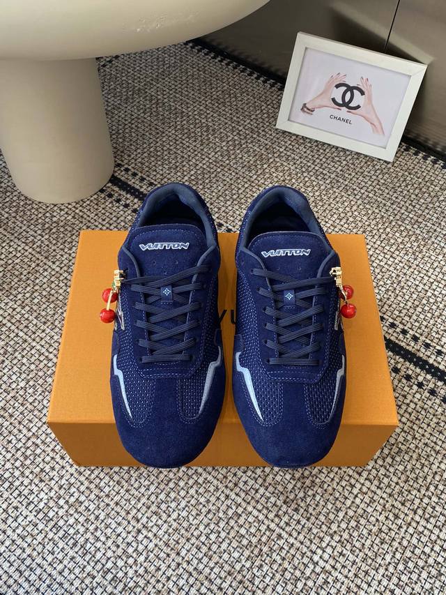 顶级版本 配饰60 Louis Vuiton Rally 新品 运动鞋 Lv Rally 运动鞋拼接绒面牛皮革和网格面料 为驾驶鞋构型融入橡胶垫外底 成就舒软与