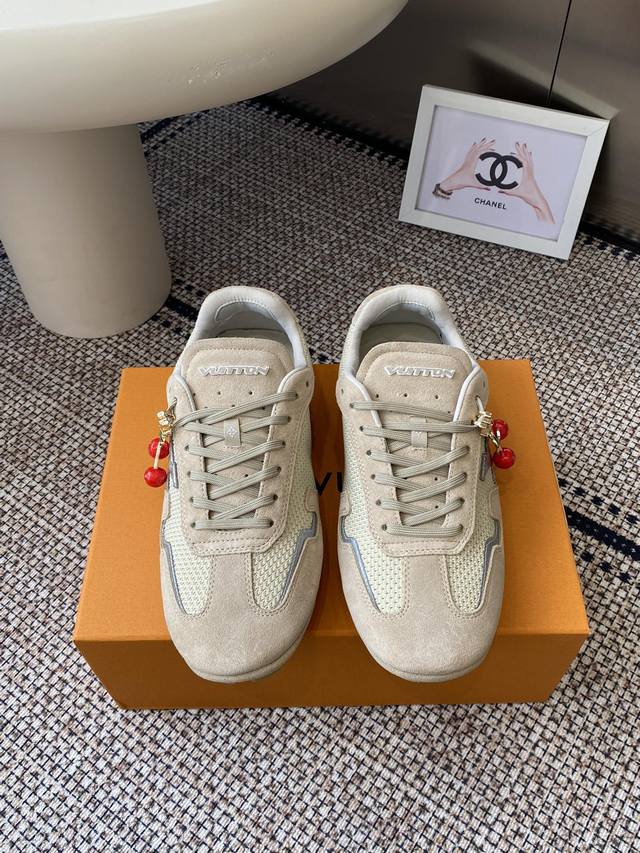 顶级版本 配饰60 Louis Vuiton Rally 新品 运动鞋 Lv Rally 运动鞋拼接绒面牛皮革和网格面料 为驾驶鞋构型融入橡胶垫外底 成就舒软与