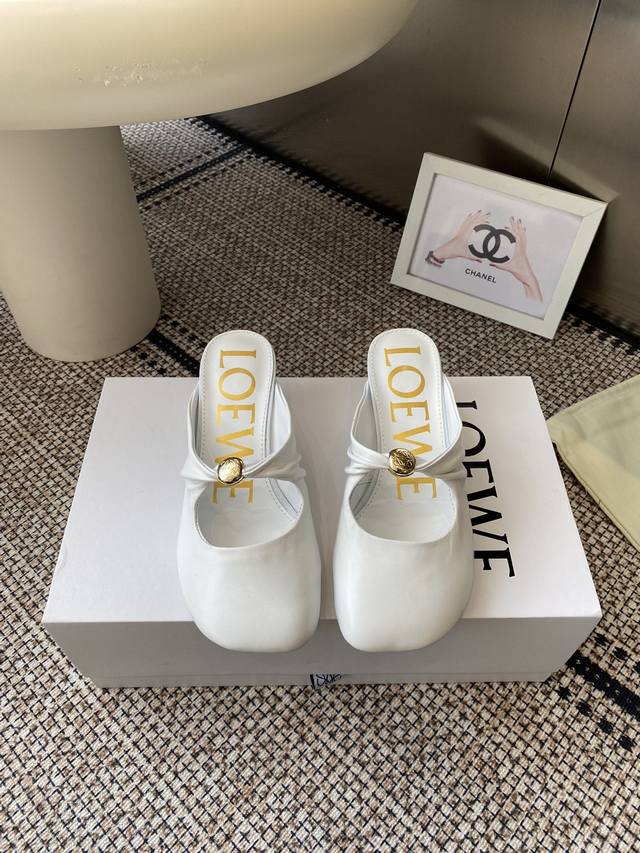 Loewe 罗意威 25Ss春夏新品时装凉鞋 今年超火的品牌 好多明星网红时尚博主种草 喜欢这种风格的小仙女必须要入手哦 简约的线条设计 鞋面采用进口蝴蝶结手工
