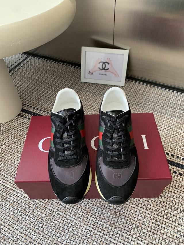 Gucci 2025 新款Re-Motion系列 运动鞋 阿甘鞋 男款 这款运动鞋 可拆卸可调节踝部绑带 为2025春夏系列再添动感单品 轻盈且灵活的外底经过特