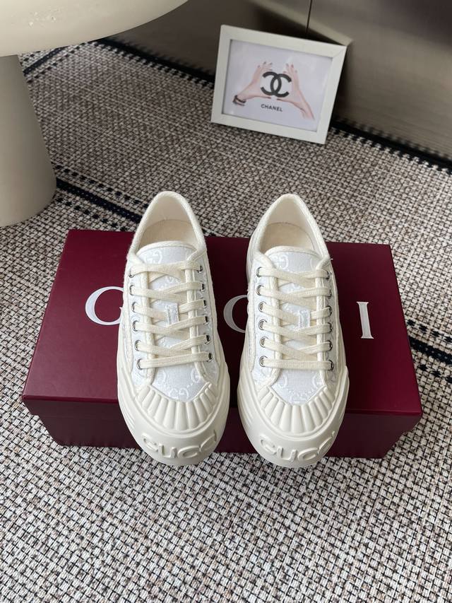 Gucci 25Ss新款Gg帆布鞋 休闲鞋 这款运动鞋 以标志性Gg帆布匠心打造 将典藏设计与现代美学巧妙糅于一体 大胆前卫的廓形配以“Gucci”印花压纹橡胶