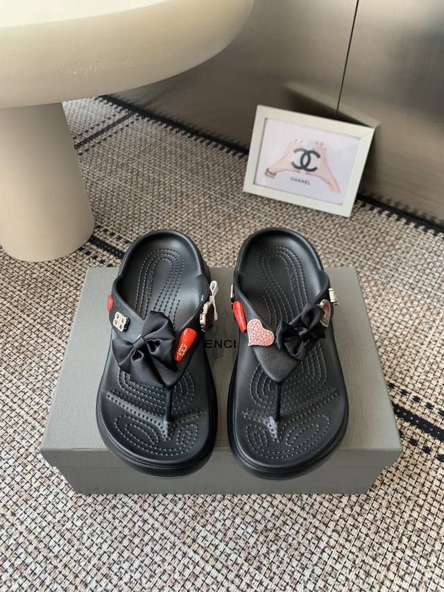 Balenciaga巴黎世家25Ss夏季新款 蝴蝶结夹脚厚底凉拖 鞋面装饰有俏皮的蝴蝶结元素 还有粉钻的爱心 字母等元素 精致又吸睛 甜美中带着酷感 厚底设计