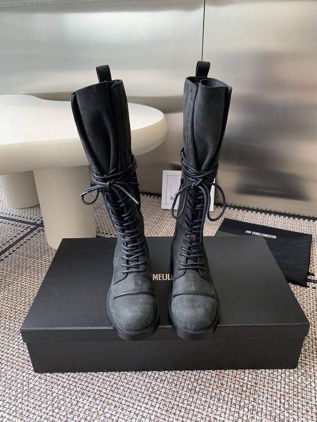 代购级 Ann Demeulemeeste* 25Ss新款绑带靴 该系列将未加工的粗粝质感与细腻的脆弱美学创造性结合，在解构主义剪裁中塑造出兼具力量与柔情的现代