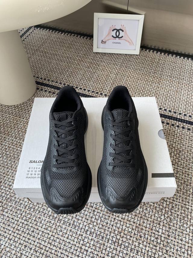 Mm6 X Salomon 新品联名款 运动鞋 Spectur 2是Mm6 Maison Margiela与Salomon合作的2025春夏系列鞋款 以公路跑鞋
