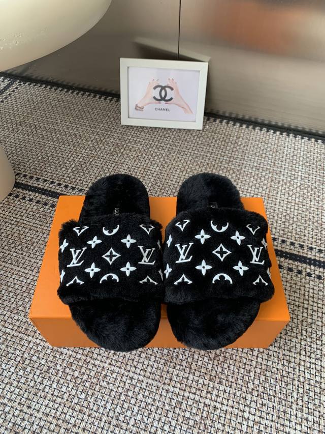 Louis Vuitton 25Ss秋冬新款 平底羊毛拖鞋 超舒适的毛拖 简约随性 时髦有范 慵懒又不乏高级感 最舒适的拖鞋没有之一 随意上脚都好看有型 绝绝子