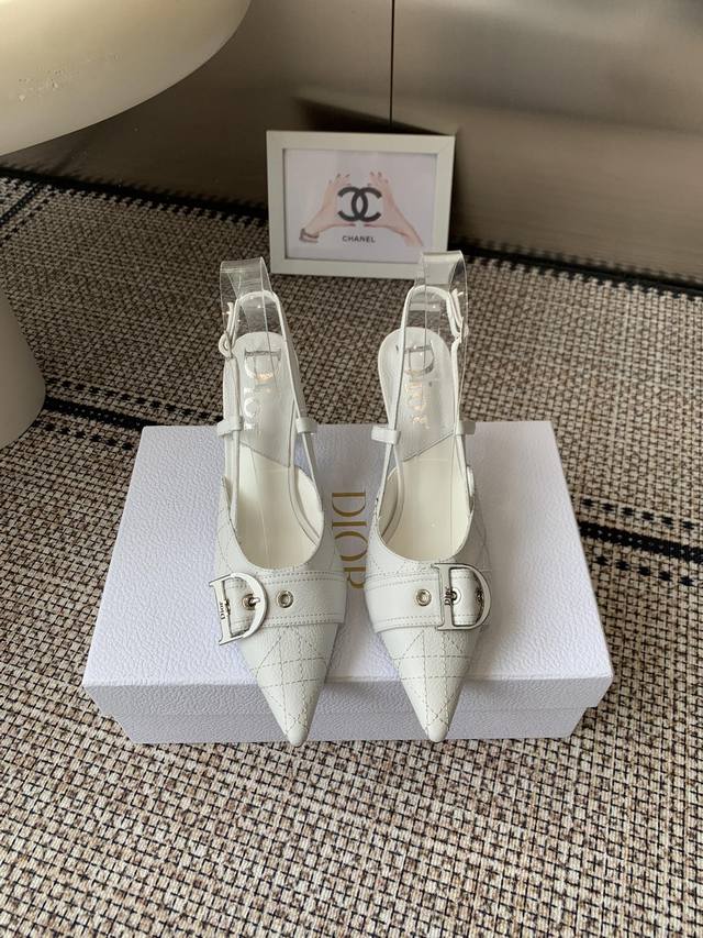 Dior 迪奥 25早春新款 明星同款Cd字母Logo高跟凉鞋 穿着非常舒适 中古鞋头垫绣高跟鞋 市面顶级高端版本 鞋面采用进口压纹混种羊皮水染羊皮内里 垫脚意