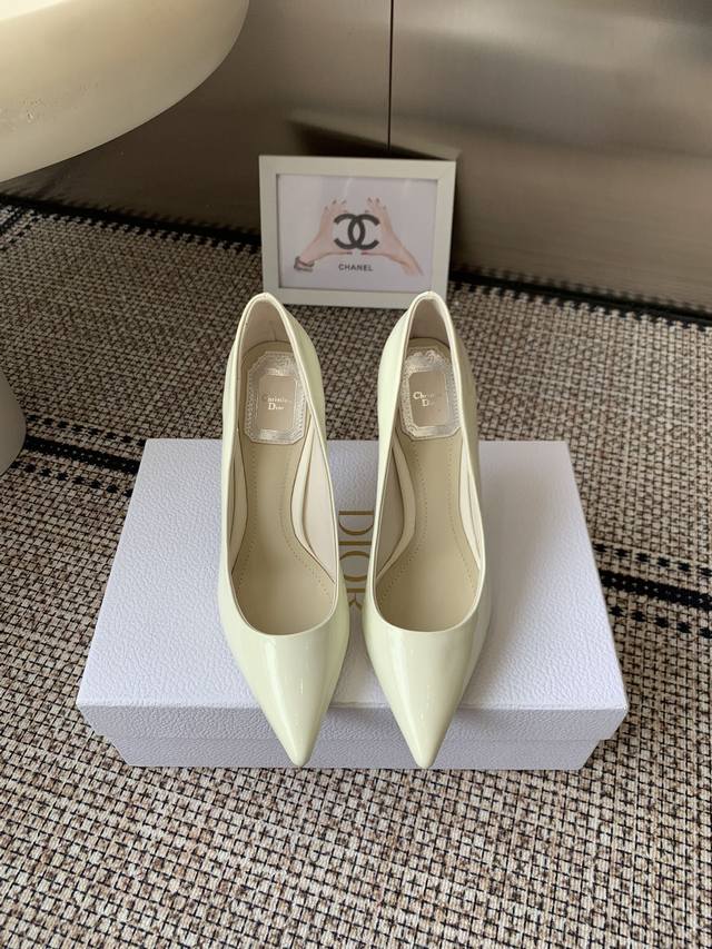 Dior 25Ss 春夏新款 尖头高跟 单鞋 延续D家永恒经典 这款鞋低调不失华丽 性感又不显张扬 鞋型是大家都爱的秀气款 非常非常显瘦 侧面整个弧度将脚部曲线