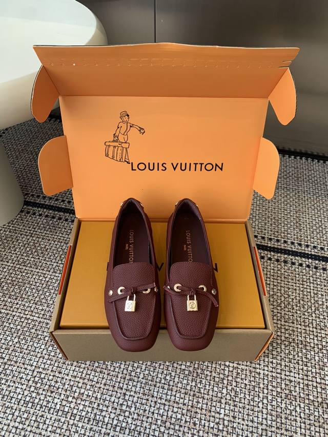 Louis Vuiton 路易威登 25Ss新款 Flore乐福鞋 Flore 乐福鞋拥有粒面牛皮革的闲雅风尚，以柔韧橡胶垫外底升级轻盈舒适体验 鞋面的Mono