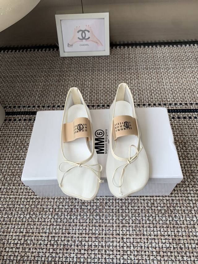 Maison Margiela Mm6马吉拉 专柜同步最新 网面单鞋 大热时尚风 弹力织带私印系列 Maison Margiela的实验性从功能主义的解构美学出